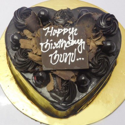 Heart-Shaped Chocolate Cake with Chocolate Bark
