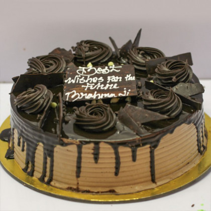 Decadent Chocolate Cake with Luscious Chocolate Glaze