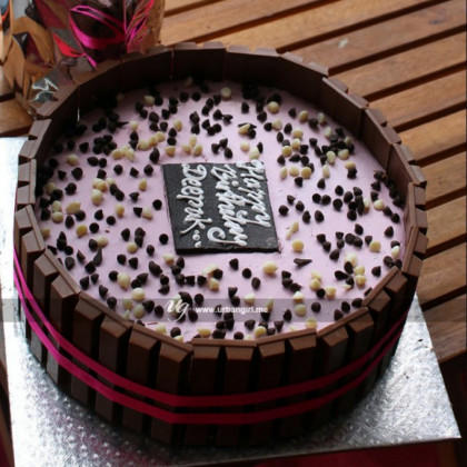 Kitkat Border Cake with Choco and Vanilla Chips