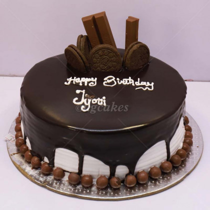 Chocolate Cake with Oreo and Kitkat Toppings