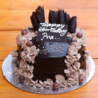 Chocolate Cake with Dairymilk shots and choco barks