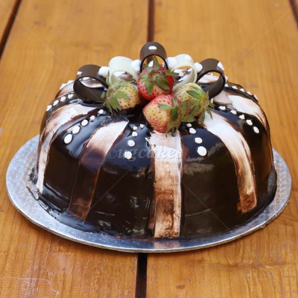 Volcanic Chocolate Cake with Strawberry Toppings