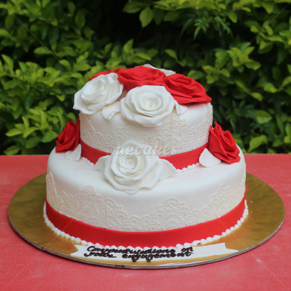 Double Deck Wedding Cake With Lace