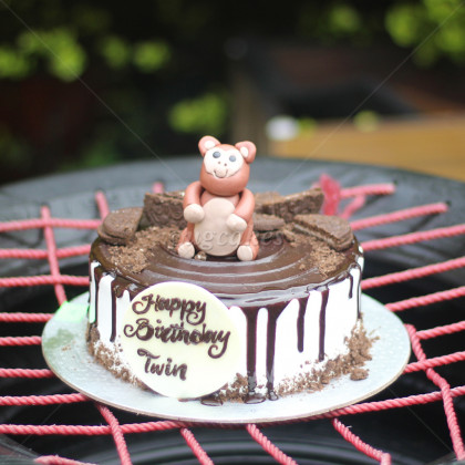Chocolate Cake with Oreo and cute fondant bear Topping