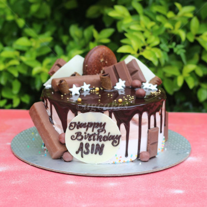 Chocolate Cake with Kitkat and chocopie