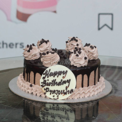 Chocolate cake with Ganache Piping