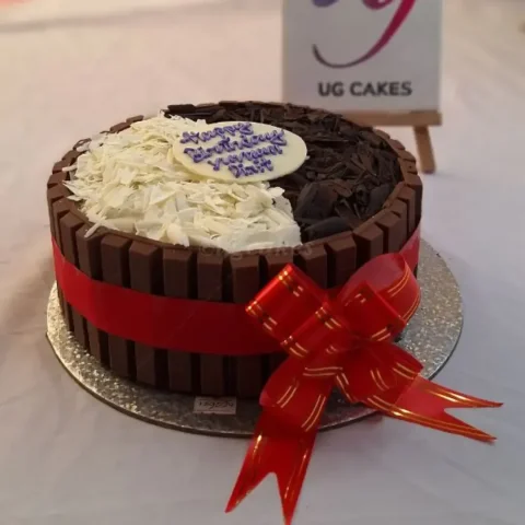 Classic Chocolate Cake with Kitkat Pillar