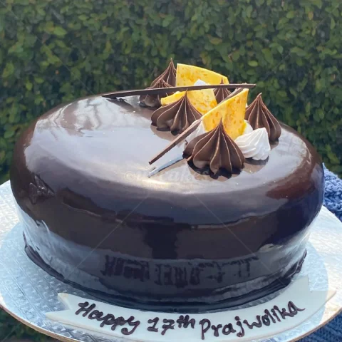 Clean and Elegant Chocolate Cake
