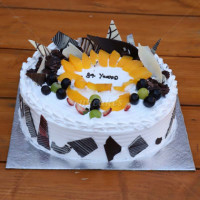 Round Fruit Cake With Choco Bar Toppings